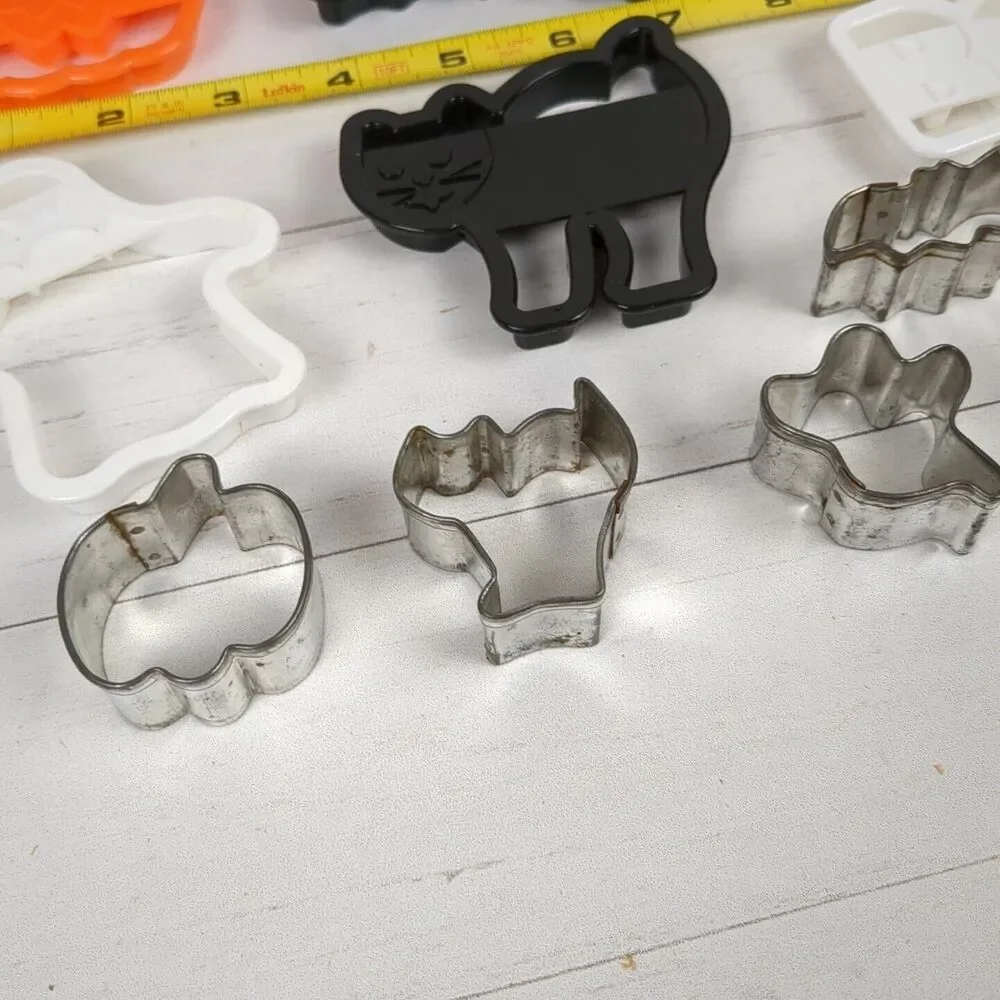 10 Wilton VTG Halloween Cookie Cutters Pumpkin Storage Container + 6 Metal 1996